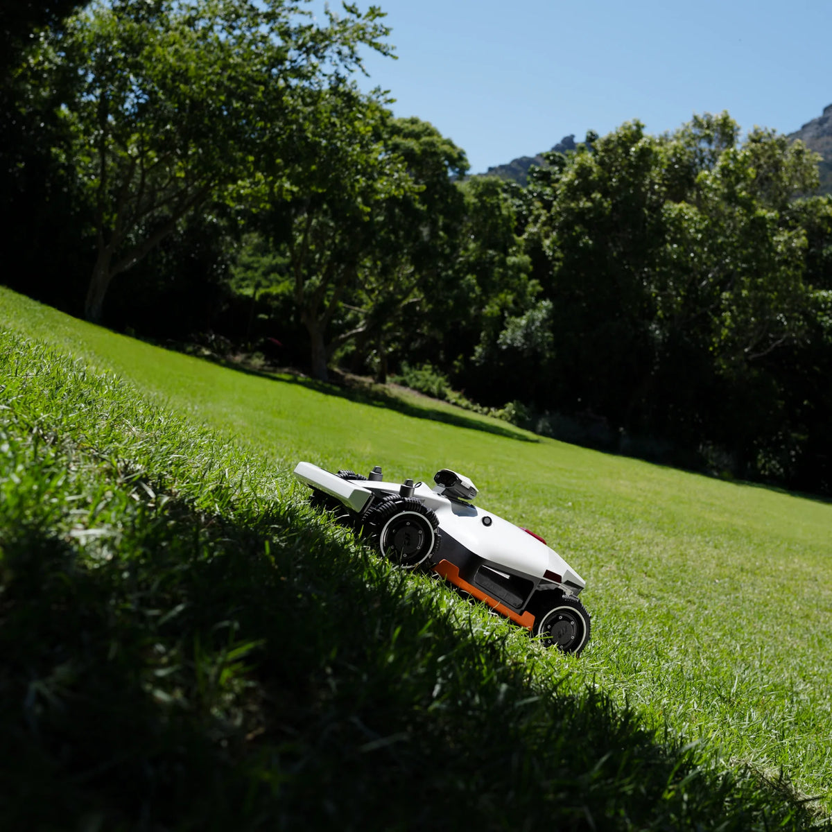 Mammotion LUBA 2 AWD 3000 - Robot Tondeuse GPS RTK Sans Fil 4 Roues Motrices